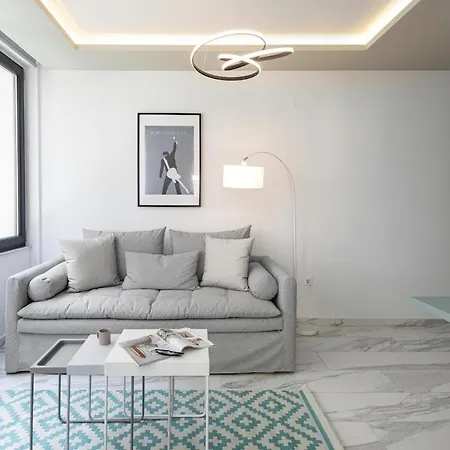 Innovative Majestic Corner In Ladadika Apartment